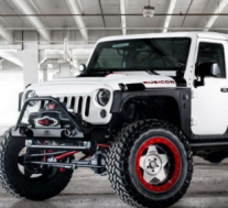 由于Jeep Wrangler是一款传统的越野裸体SUV因此团队努力工作以创造力量