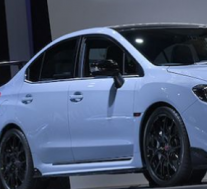 观看斯巴鲁WRX STI S208进攻窄两车道