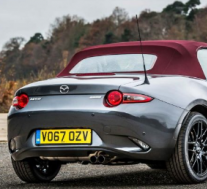 这款马自达MX-5 Z-Sport带有樱桃红色车顶 但仅适用于英国