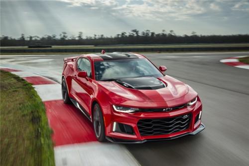 2018年雪佛兰Camaro ZL1 1LE旁边排列了805马力的自动扶梯