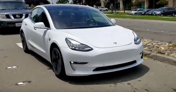  马斯克表示 特斯拉Model 3性能版本将于明年推出