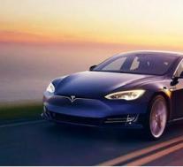 特斯拉Model S P100D想以各种方式击败1000马力的超级跑车
