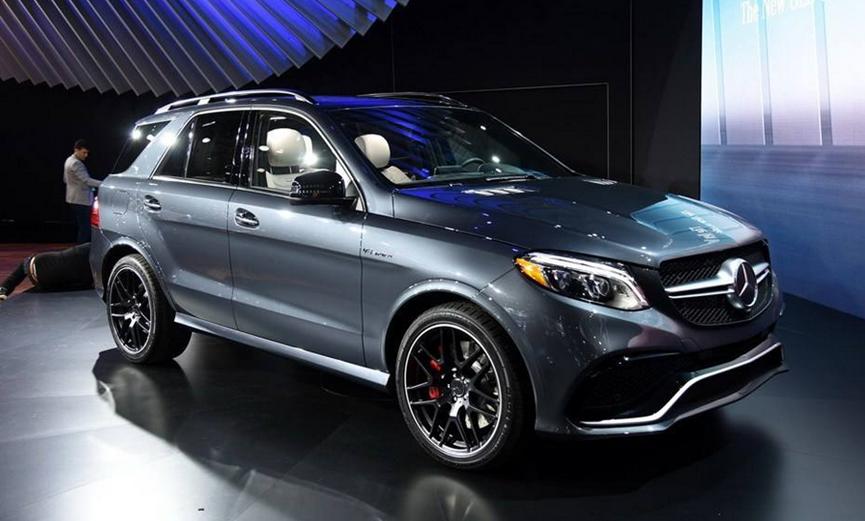 2020年的梅赛德斯-amg GLE 63轿车在德国的道路上展示了它的肌肉