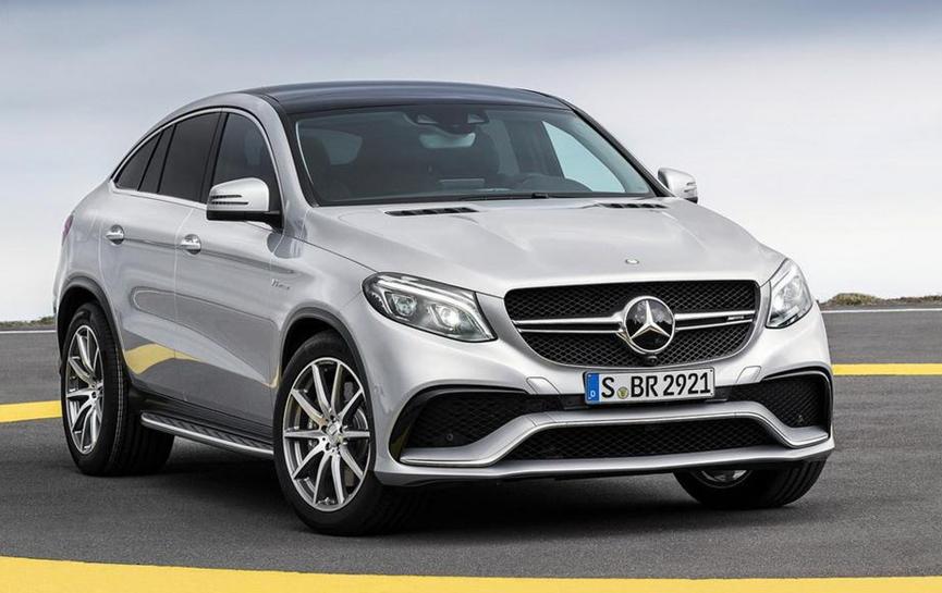 2020年的梅赛德斯-amg GLE 63轿车在德国的道路上展示了它的肌肉