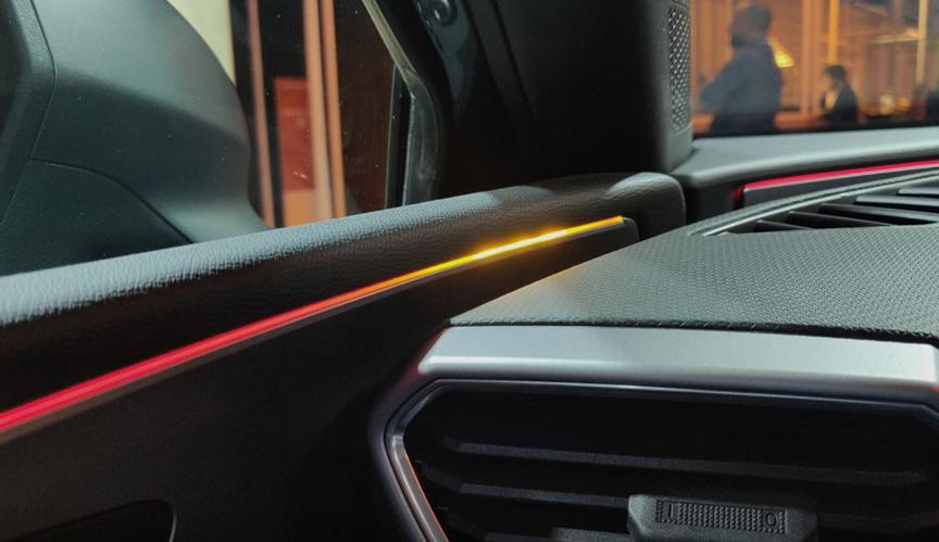 ​新型SEAT Leon在环境照明中集成了盲点警告