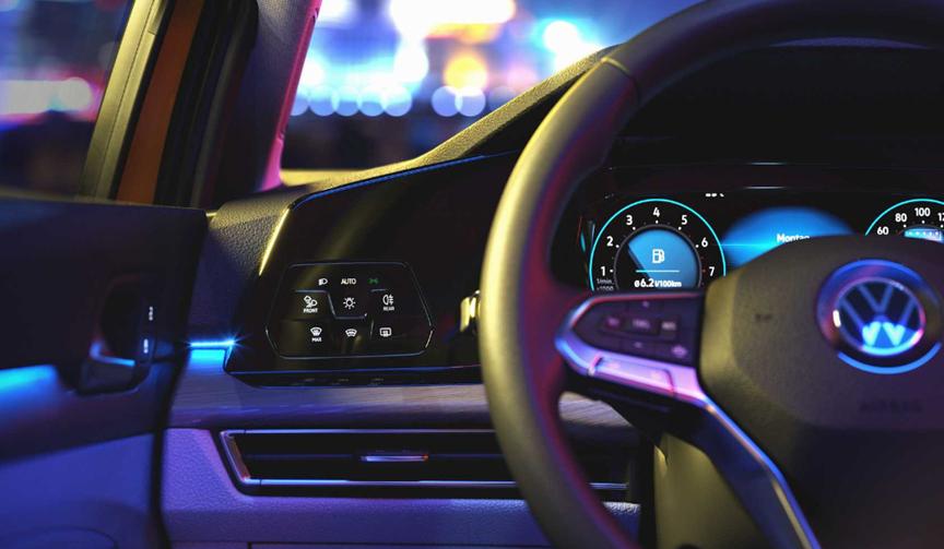 ​新型SEAT Leon在环境照明中集成了盲点警告