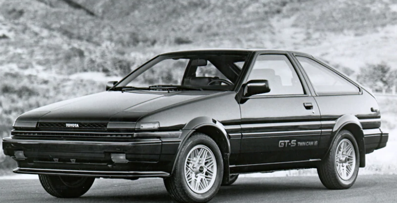 1984-1987年丰田卡罗拉ae86这款80年代的卡罗拉真酷,丰田以它的名字