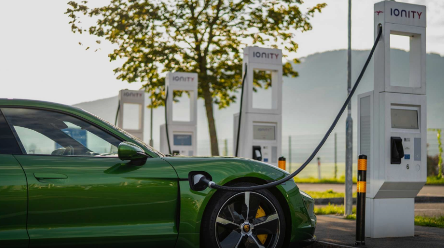 汽车资讯：保时捷充电服务价格:IONITY起价€0.33 / kWh 