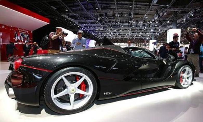 ​法拉利发布 的官方图片显示了黑色饰面的LaFerrari Aperta