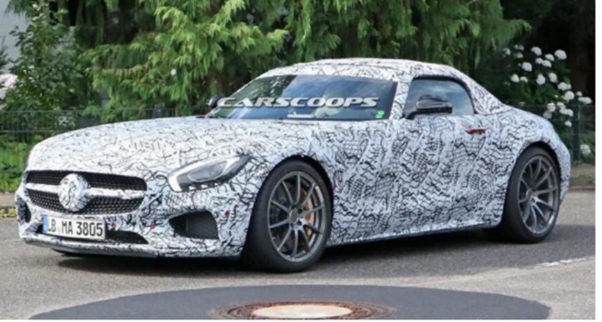​梅赛德斯-奔驰AMG GT C敞篷跑车带有折叠式软顶