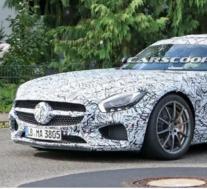 ​梅赛德斯-奔驰AMG GT C敞篷跑车带有折叠式软顶