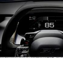 全新的福特GT在汽车的仪表板上配备了数字仪表显示屏