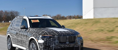 宝马在明年全球正式亮相之前取笑了其新的旗舰X7 SUV