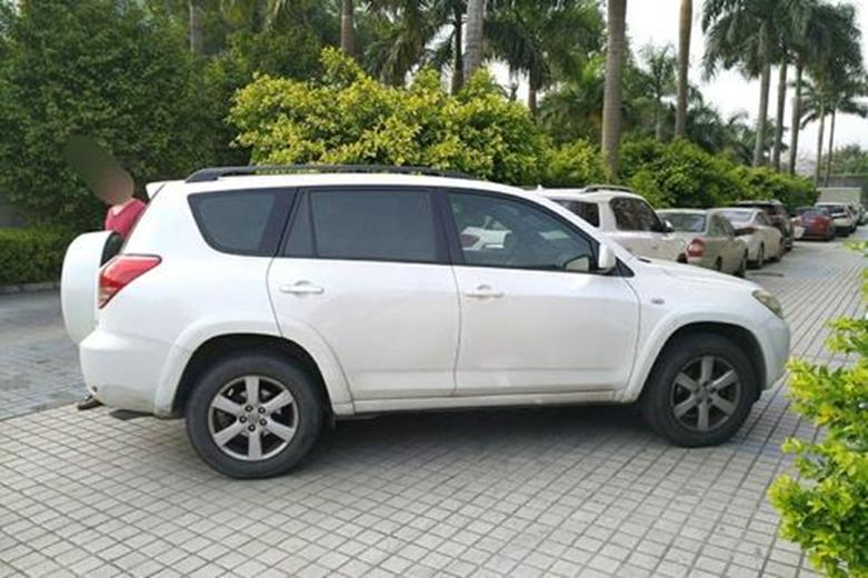 丰田更新RAV4流行SUV的更多安全性和标准导航