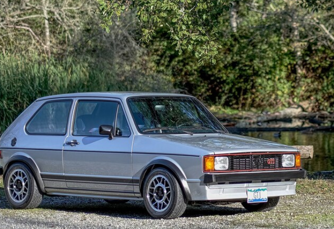 Man花了140000美元建造Perfect 1983 Volkswagen GTI  