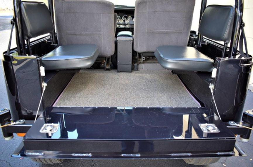 这辆1976年丰田FJ40 Restomod来到市场出售