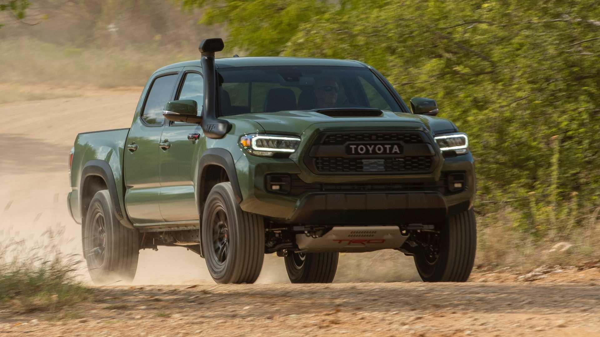 丰田Tacoma  TRD  Pro在拔河比赛中与吉普角斗士鲁比康抗衡