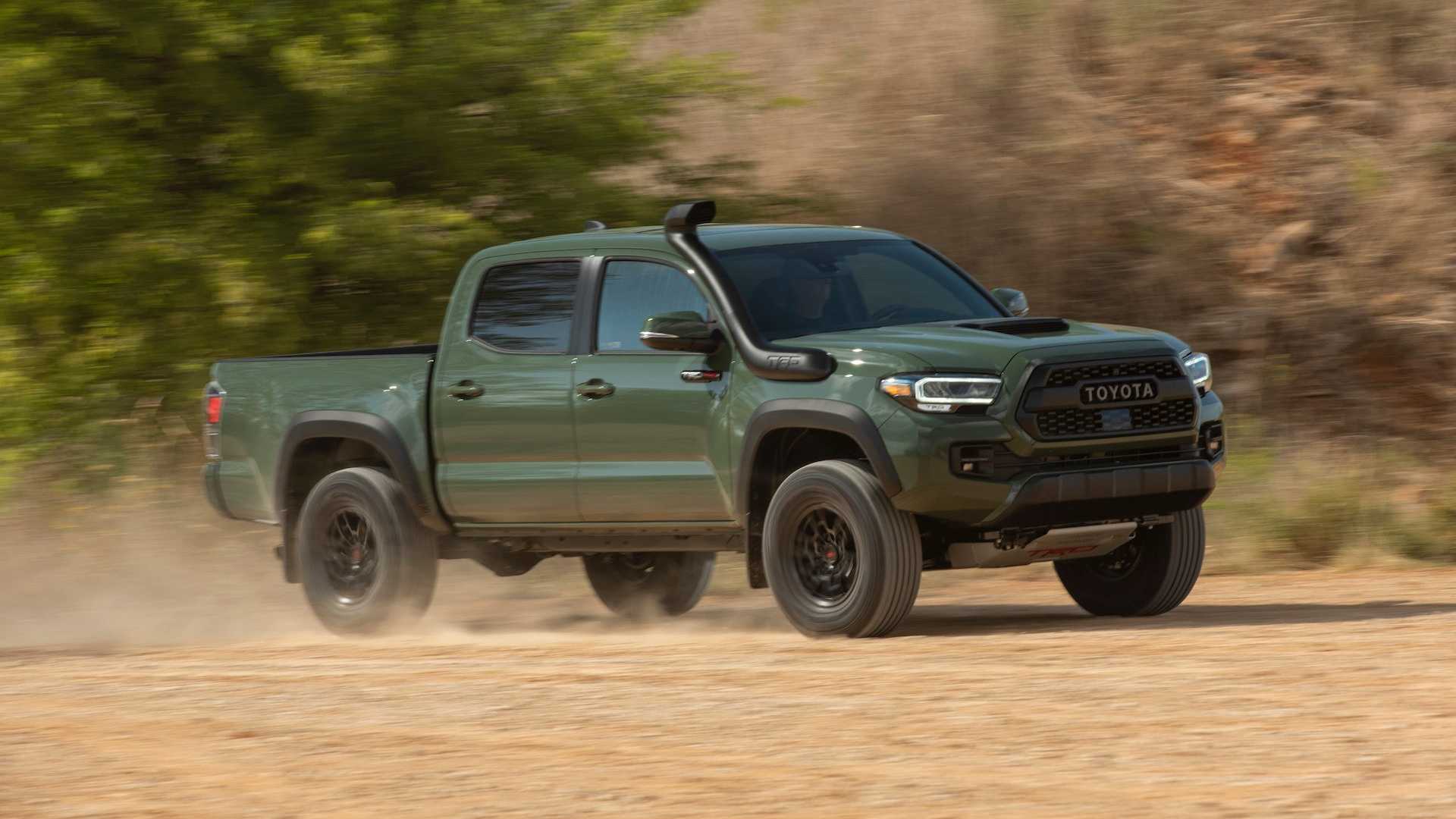 丰田Tacoma  TRD  Pro在拔河比赛中与吉普角斗士鲁比康抗衡