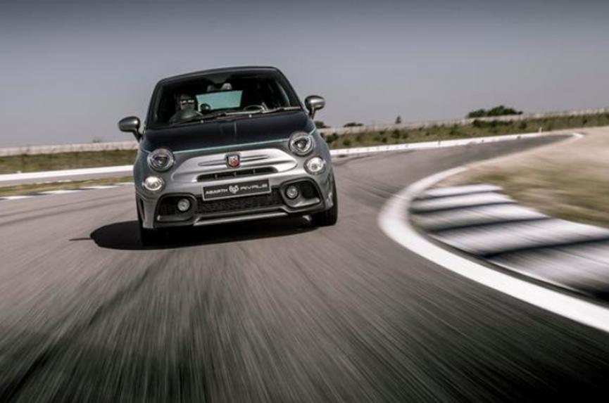 防火的新款Abarth 695C Rivale是铁杆掀背车