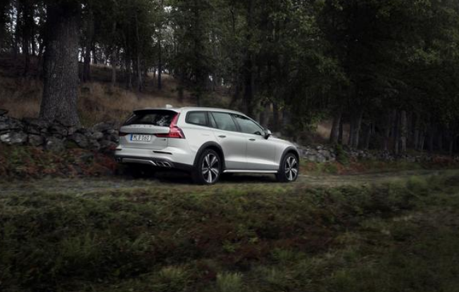 沃尔沃展示了坚固的新型V60越野车