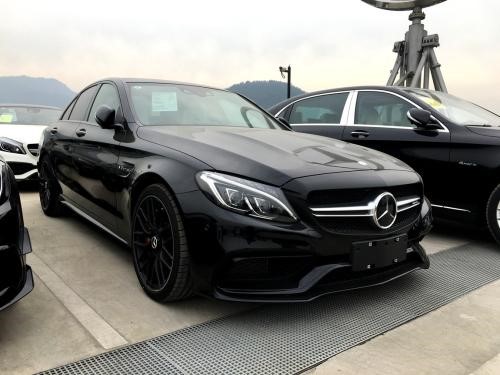 梅赛德斯amg C63敞篷车让它的顶部在纽约下降