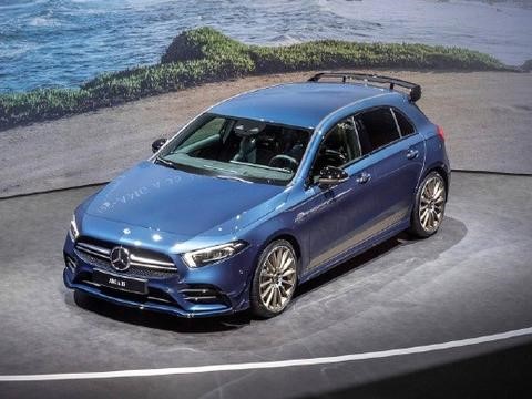 ​梅赛德斯amg A35轿车来与惊人的外观和302马力