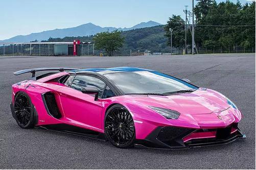 幸运的家伙采取交付新的兰博基尼Aventador SV