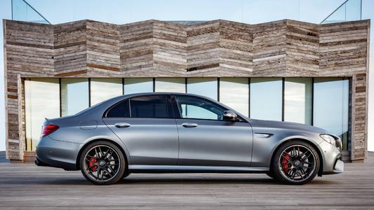 新梅赛德斯amg E63 S版1有一个险恶的油漆工作