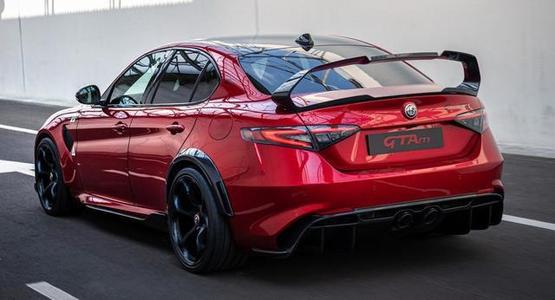 Giulia GTA Coupe看起来像阿尔法罗密欧梦Car以求的汽车