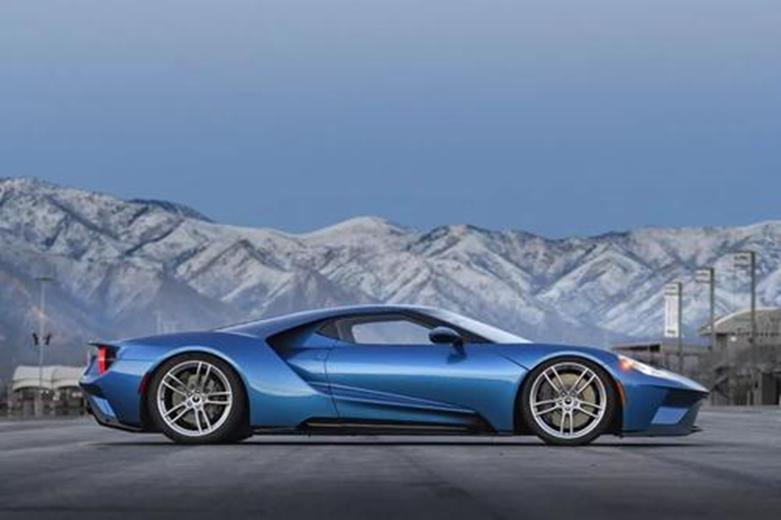 液体蓝福特GT没有赛车条纹仍然是一个怪物