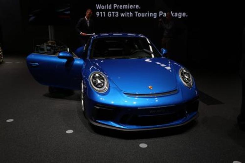 发现新的992保时捷911 GT3 Touring显示剃光的后端