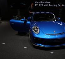 ​发现新的992保时捷911 GT3 Touring显示剃光的后端