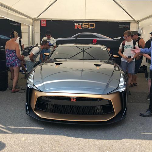 日产GT-R50敞篷跑车看起来有缺陷但很漂亮