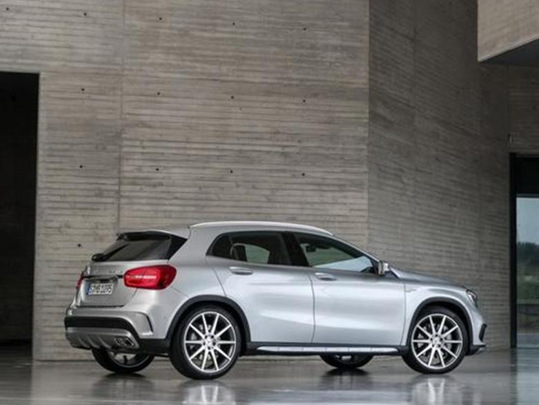 梅赛德斯AMG GLA 45看起来很可爱又生气