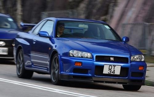 日产Skyline GT-R R34轿车看起来像OEM调整正确