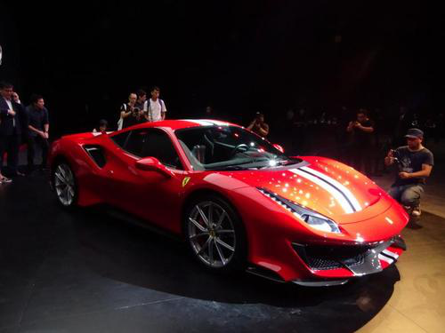 黑色Ferrari 488 Pista杰出规格内外均具有红色/白色条带  