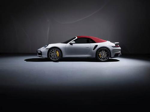 新款保时捷911 Turbo Cabriolet和Targa亮相交通