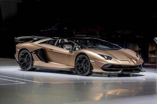 兰博基尼Aventador SVJ进行火力发射控制看起来就像极品飞车