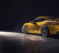 保时捷718 Cayman GT4出现在交通中展示了新的车轮和大翼