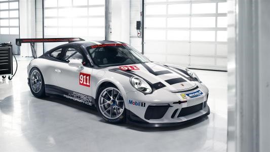 保时捷911 GT3出现在德国交通中后翼庞大