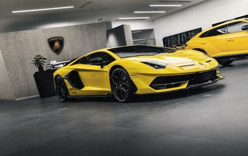 兰博基尼Aventador SVJ拉雪橇进行极限冬季运动