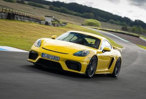 保时捷718 Cayman GT4 Clubsport在真实镜头中显示出很大的排气声