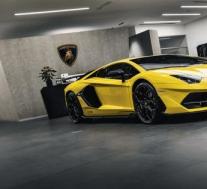 兰博基尼Aventador SVJ拉雪橇进行极限冬季运动