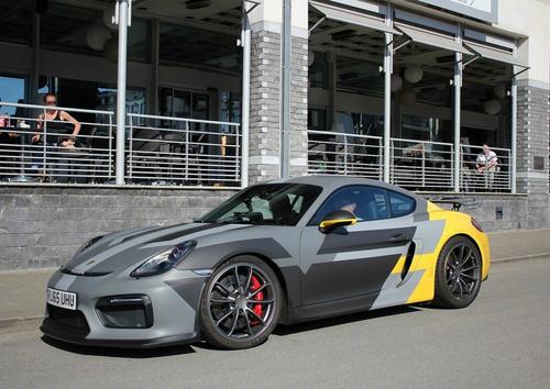 保时捷718 Cayman GT4出现在交通中PDK谣言不断增长