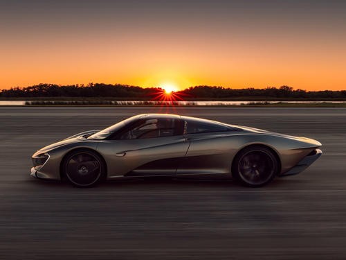 迈凯轮Speedtail在残酷渲染中获得了Koenigsegg Regera风格