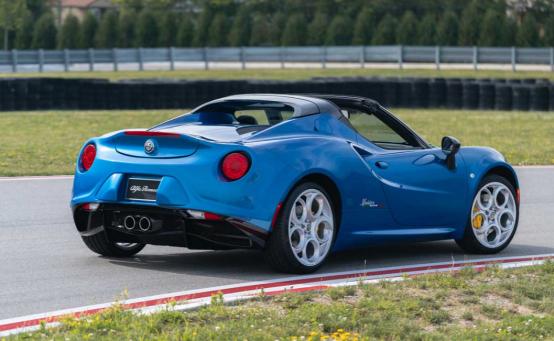 阿尔法罗密欧4C Spider Italia是一款15单元的超限量版汽车