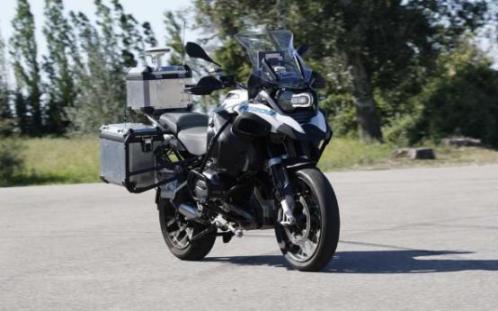 宝马的自主R  1200 GS摩托车是安全设备试验台  