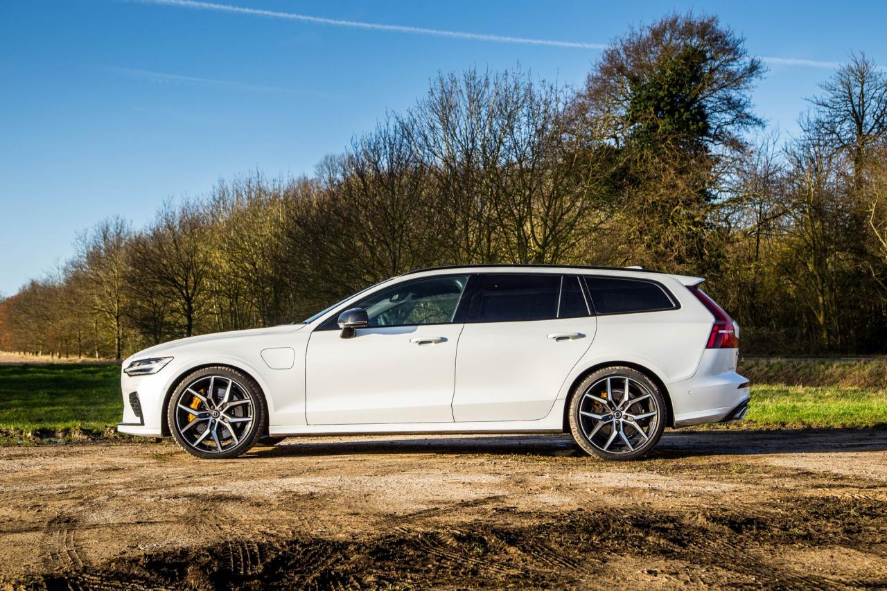 沃尔沃V60 T8由Polestar设计：快速，沉重，英俊