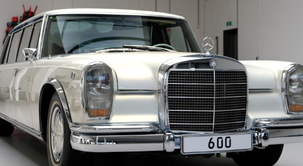 有人对1975年梅赛德斯·奔驰600普尔曼汽车进行了迈巴赫改造