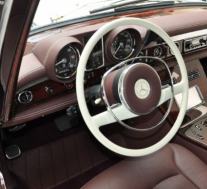 有人对1975年梅赛德斯·奔驰600普尔曼汽车进行了迈巴赫改造